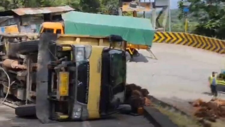 Tak Kuat Menanjak, Truk Bermuatan Sawit Rebah di Sitinjau Lauik 1 Truk bermuatan sawit rebah saat menanjak di pendakian Panorama I Sitinjau Lauik. (IST)