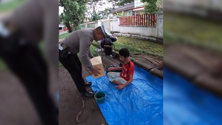 Jajaran Polresta Padang membagikan bansos sebagai dampak kenaikan harga BBM. (IST)