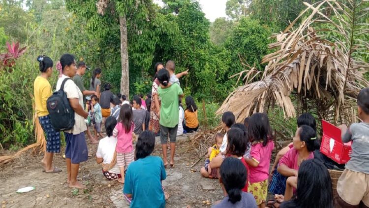 Warga Mentawai mengevakuasi diri ke tempat yang lebih aman usai gempa bumi Minggu pagi tadi. (Foto: Tagana Mentawai)