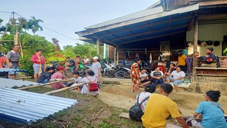 Warga terlihat panik usai gempa mengguncang Mentawai Minggu pagi. (Foto: Tagana Mentawai)