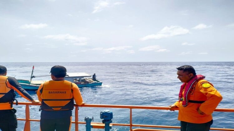 Basarnas Mentawai Berhasil Evakuasi Dua Penumpang Kapal Mati Mesin di Pulau Panjang 1 Basarnas Mentawai melakukan evakuasi dua penumpang kapal yang mati mesin di Pulau Panjang. (IST)
