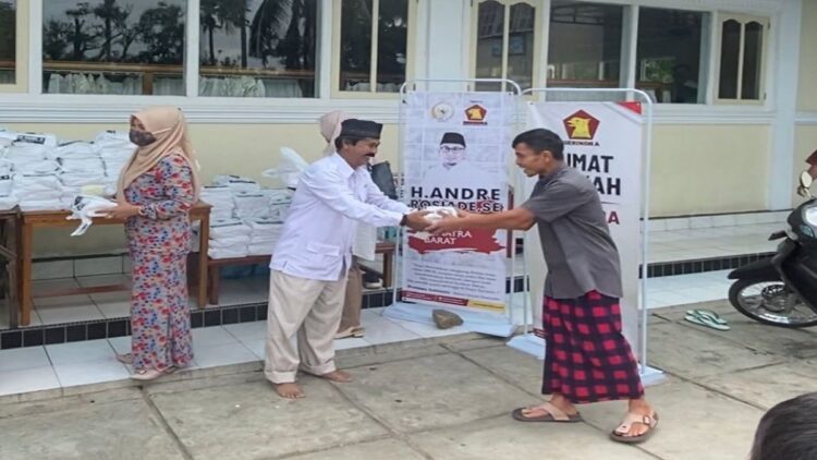 Berbagi Jumat Berkah di Baringin Tanahdatar, Andre Rosiade Didoakan jadi Pemimpin Sumbar 1 Penyerahan nasi kotak Jumat Berkah dari Andre Rosiade untuk jamaah Masjid Baiturrahim, Jorong Baringin, Nagari Baringin, Limakaum, Tanahdatar. (IST)