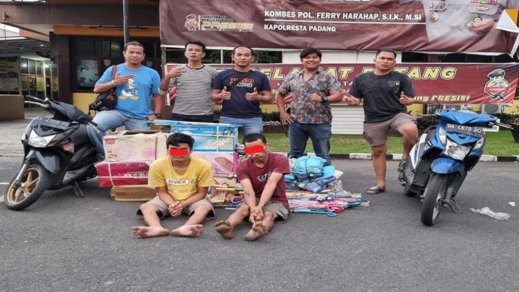 Dua pencuri di sebuah toko di Padang diamankan polisi. (IST)
