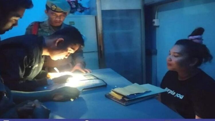 Razia, Satpol PP Padang Temukan Satu Kafe tak Kantongi Izin 1 Satpol PP Padang memeriksa kelengkapan surat-surat salah satu kafe di Padang. (IST)