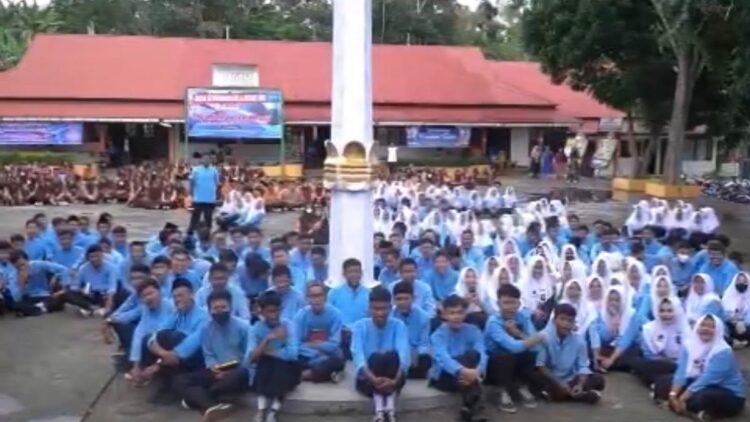 Andre Rosiade Bantu Hadirkan Sinyal Telkomsel untuk Siswa SMA 4 Bukittinggi 1 Ratusan pelajar SMA 4 Bukittinggi meminta Andre Rosiade menghadirkan sinyal di lingkungan sekolah mereka. (IST)