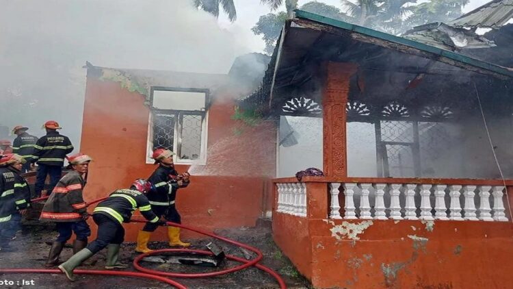 Sebuah rumah di Rawang, Kota Padang terbakar. (IST)