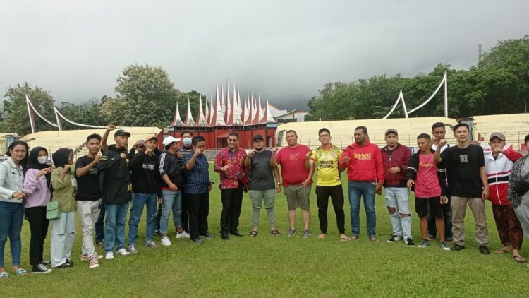 Manajemen SPFC Bertemu Dispora Sumbar Buntut Fun Football di GHAS, Ini yang Dibicarakan 1 Manajemen SPFC bertemu Dispora Sumbar terkait penggunaan GHAS dalam kegiatan fun football. (IST)