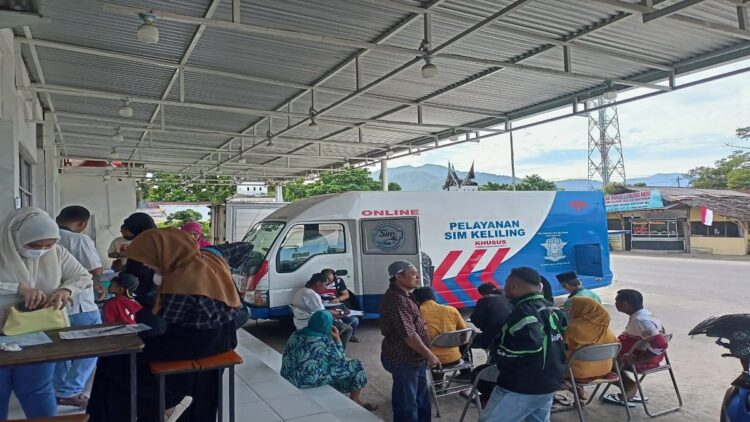 Suasana pelayanan SIM keliling Polresta Padang. (IST)