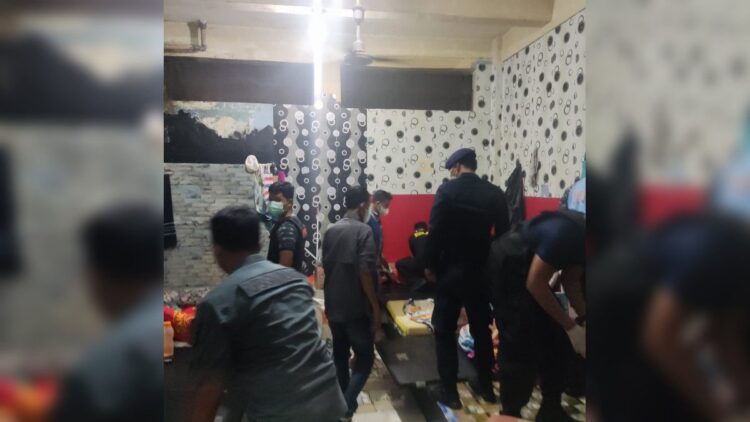 Kanwil Kemenag Sumbar menggeledah ruang tahanan di Rutan Kelas IIB Padang. (IST)