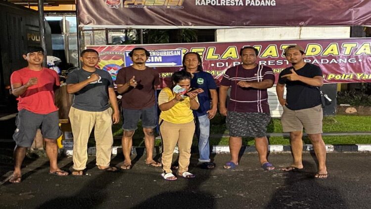 Seorang Wanita Muncikari di Padang Ditangkap, Jual Gadis ABG Rp500 Ribu Semalam 1 Seorang wanita muncikari diciduk polisi saat menunggu tamu di salah sstu hotel di Padang. (IST)