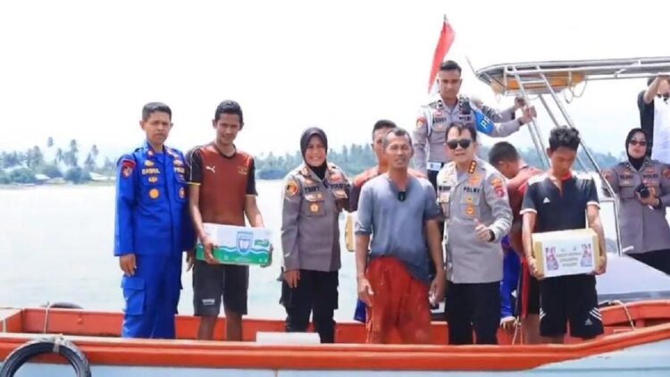 Kapolresta Padang bersama jajaran menyerahkan sembako kepada nelayan. (IST)