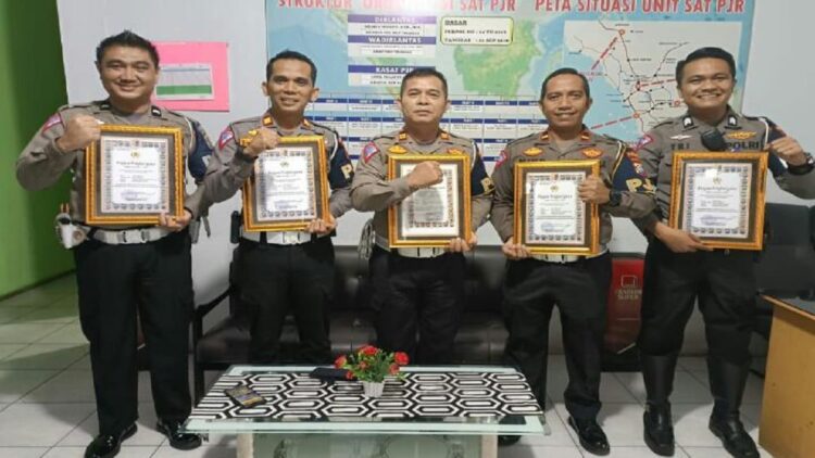 Enam PJR Ditlantas Polda Sumbar mendapatkan penghargaan dari Kapolda Sumbar. (IST)