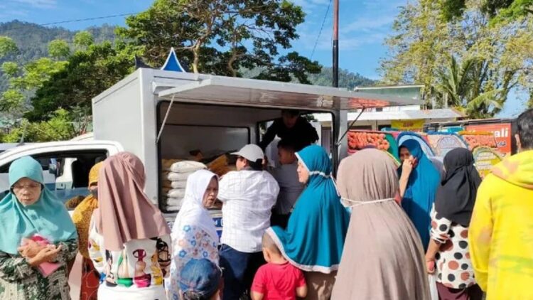 Jaga Stabilitas Pangan, Bulog Salurkan 3.272 Ton Beras lewat Program KPSH di Sumbar 1 Sejumlah masyarakat antre untuk membeli pangan beras murah yang digelar Perum Bulog di Kota Padang, Sabtu (23/09). (ANTARA/Bulog)