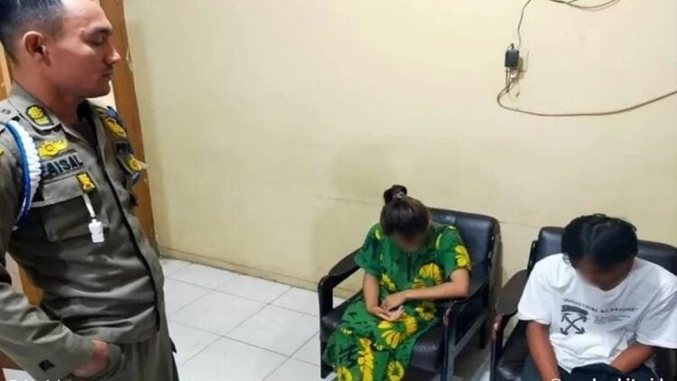 Pasangan remaja diduga berbuat mesum diinterogasi petugas Satpol PP Padang. (IST)