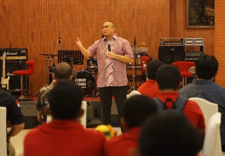 Penasihat Tim Semen Padang FC (SP FC) Andre Rosiade memberi motivasi kepada manajemen dan pemain. (IST)