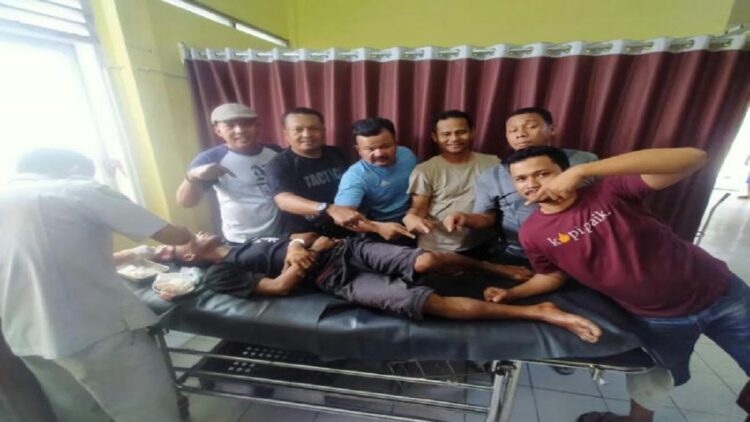 Polisi di Padang Tembak Pencuri Kota Amal, Sudah Beraksi di 10 TKP 1 Pencuri kota amal berada di rumah sakit saat mengeluarkan proyektil peluru dari kakinya. (IST)