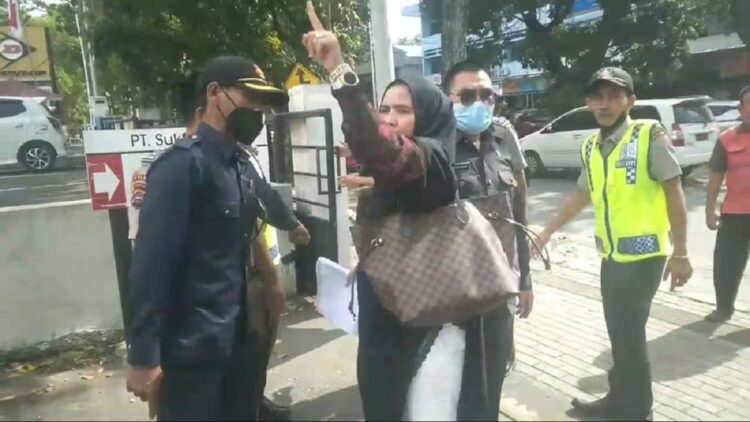 Tangkapan layar video perempuan yang hendak menyegel PT Suka Fajar. (IST)