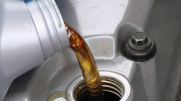 Ganti secara Rutin, Ini Tips Memilih Oli Mesin Motor 1 Ilustrasi penggantian oli motor. (net)