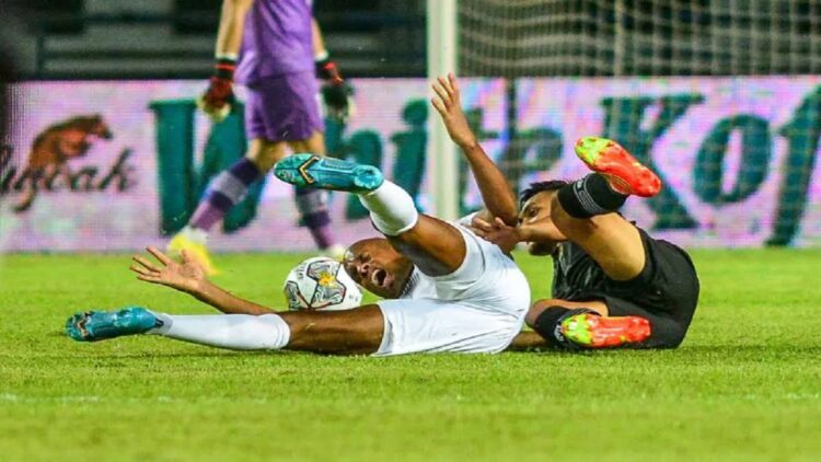 Pesepak bola tim nasional Indonesia Rachmat Irianto (kanan) berebut bola dengan pesepak bola Tim Nasional Curacao Rangelo Maria (kiri) pada pertandingan Fifa Match Day di Stadion Gelora Bandung Lautan Api, Bandung, Jawa Barat, Sabtu (24/9/2022). ANTARA FOTO/Raisan Al Farisi/YU (ANTARA FOTO/RAISAN AL FARISI)