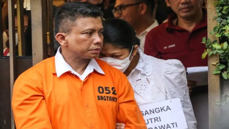 Tersangka Irjen Ferdy Sambo (kiri) bersama Istrinya tersangka Putri Candrawathi (kanan) keluar dari rumah dinasnya yang menjadi TKP pembunuhan Brigadir J di Jalan Duren Tiga Barat, Kompleks Polri Duren Tiga, Jakarta, Selasa (30/8/2022). ANTARA FOTO/Asprilla Dwi Adha/foc.