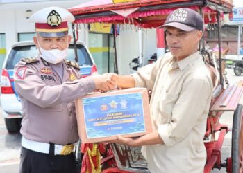 Bantuan sembako Satlantas Bukittinggi untuk kusir bendi