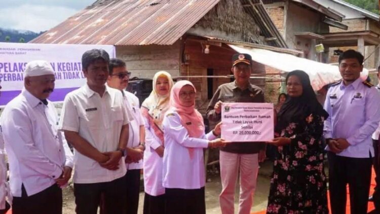 60 Rumah tak Layak Huni di Jorong Mudiak Simpang Pasbar Diperbaiki 1 Pemprov Sumbar saat menyerahkan bantuan perbaikan rumah tidak layak huni di Kecamatan Talamau. (ANTARA/Altas Maulana)