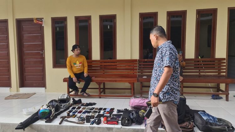 Barang bukti aksi pencurian dari komplotan Mentawai