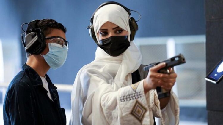 Pangeran Arab Saudi Izinkan Perempuan Miliki Senjata Api 1 Di bawah kepemimpinan Putra Mahkota Mohammed bin Salman, para wanita Arab Saudi semakin menikmati kebebasannya, termasuk boleh memiliki senjata api. Foto/REUTERS