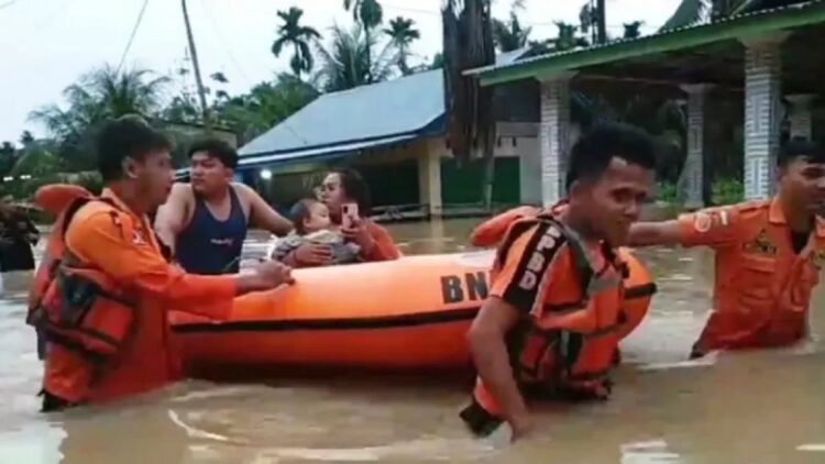 Anggota BPBD Padang Pariaman, Sumbar sedang mengevakuasi warga yang terdampak banjir di Kecamatan Ulakan Tapakih. (ANTARA/HO- BPBD Padang Pariaman)