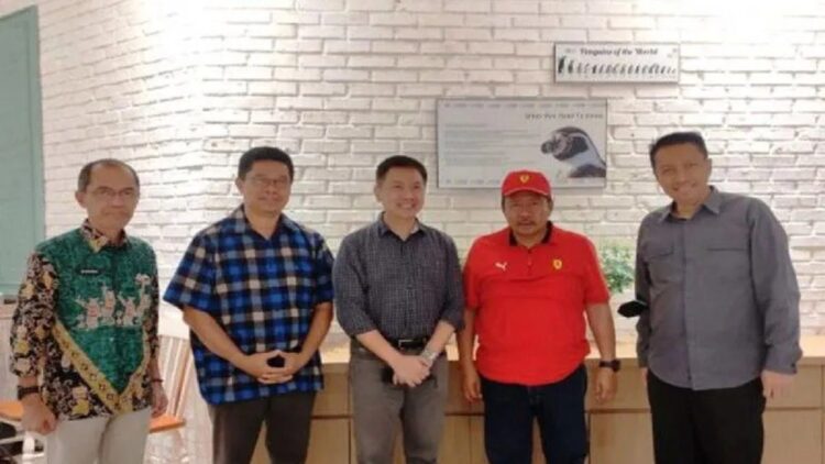 Bupati Agam Andri Warman dan Kepala Dinas Pariwisata Pemuda dan Olahraga Agam Syatria bersama dengan tokoh yang membidangi pengembangan taman safari dan jembatan gantung. (ANTARA/HO-Humas Pemkab Agam)