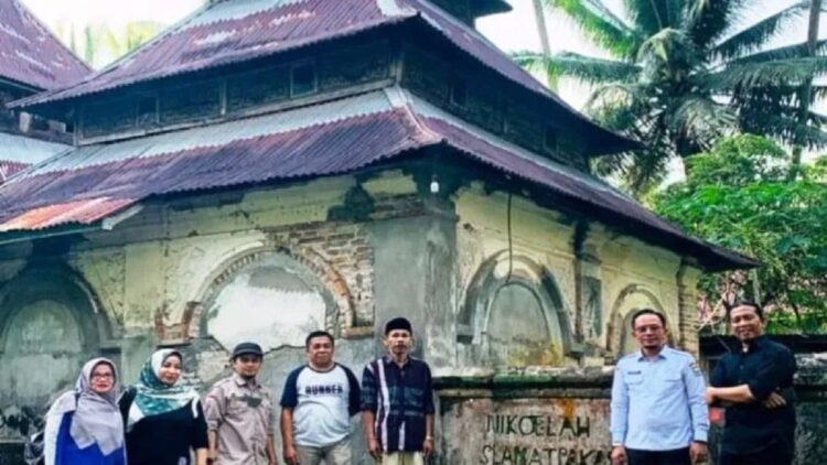 Tim Ahli Cagar Budaya Kabupaten Padang Pariaman, Sumbar mengunjungi objek dugaan cagar budaya di daerah itu. (ANTARA/HO-Tim Ahli Cagar Budaya Budaya Padang Pariaman)