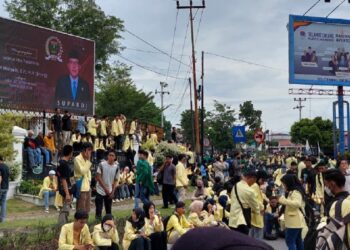 demo mahasiswa di depan kantor DPRD Sumbar
