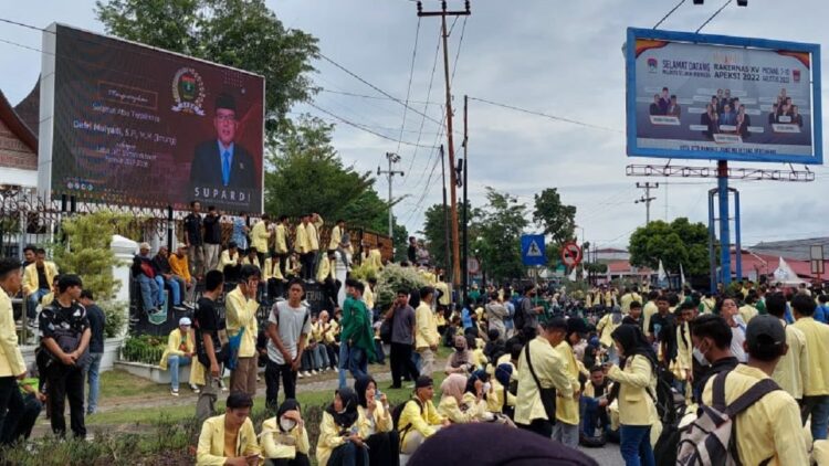 Demo Kenaikan BBM di Padang Adem, Tak Ada yang Ditangkap 1 demo mahasiswa di depan kantor DPRD Sumbar