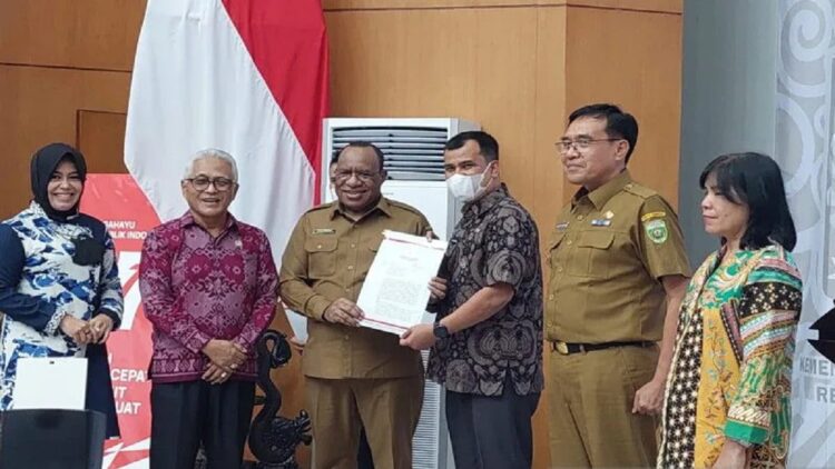 Kepala Biro Pemerintahan Sumbar Doni Rahmat Samulo menerima kode desa dari Wamendagri di Jakarta. (ANTARA)