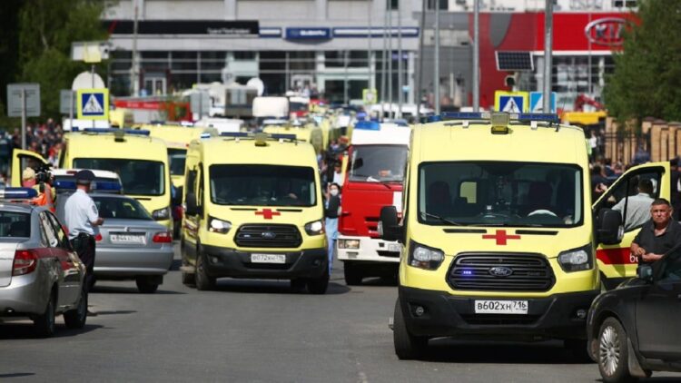 Suasana lokasi penembakan sekolah di Kazan, Rusia. (Foto: Yegor Aleyev/TASS/via REUTERS)