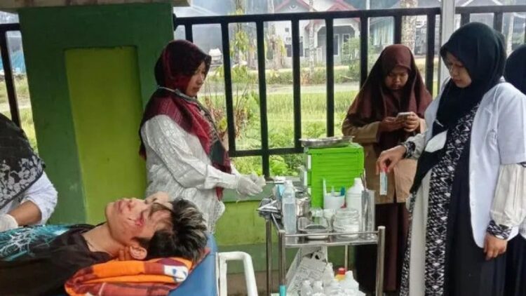 Seorang warga Kajai Kabupaten Pasaman Barat dibawa berobat ke Puskesmas mengalami luka karena terhempas ke tembok rumah akibat gempa M 4,5, Rabu. (Antara/PMI Pasaman Barat)