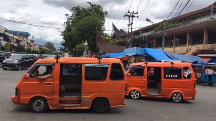 BBM Naik, Dishub akan Tetapkan Tarif Kendaraan Umum 1 ilustrasi kendaraan umum di padang