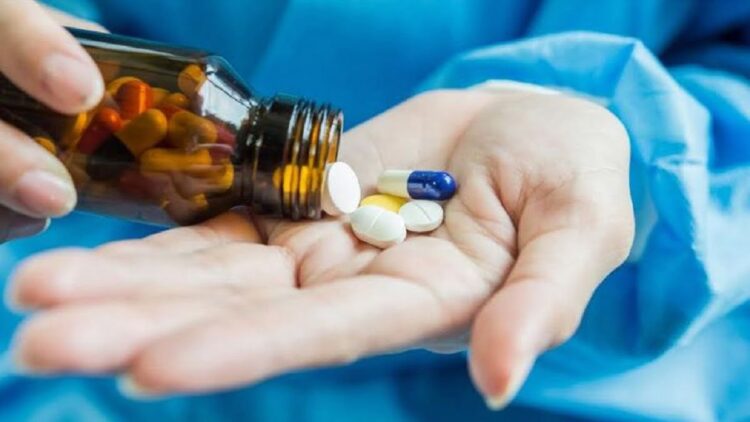 ilustrasi minum obat