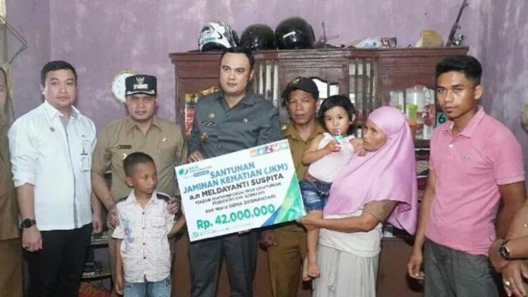 Bupati Sijunjung Benny Dwifa Yuswir menyerahkan santunan Jaminan Kematian (JKm) BPJAMSOSTEK kepada ahli waris guru TPA yang meninggal dunia karena menjadi korban pembunuhan. (Antara/HO/BPJAMSOSTEK)