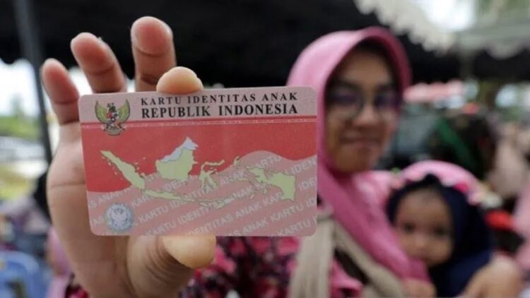 Dokumentasi - warga menunjukkan kartu identitas anak (KIA) anaknya di Banda Aceh. ANTARA FOTO/Irwansyah Putra