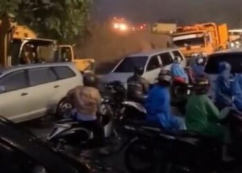 Kendaraan terjebak macet karena ada longsor lagi di Sitinjau Lauik