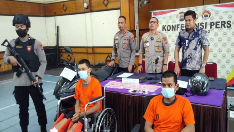 Konferensi pers penangkapan jambret emas di Sijunjung