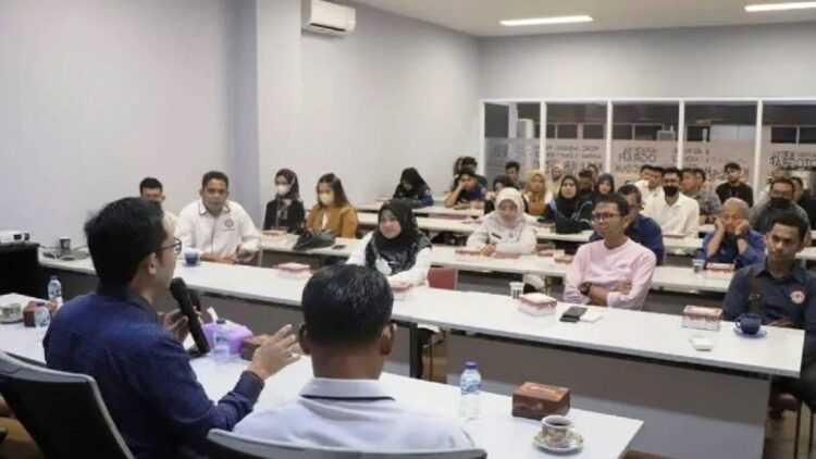 Dorong Kualitas Konten Siaran Lokal, KPID Sumbar Libatkan Konten Kreator 1 Komisi Penyiaran Indonesia (KPI) Daerah Sumbar mendorong peningkatan kualitas konten isi siaran TV dan radio lokal salah satunya dengan memberikan bimbingan teknis terhadap insan penyiaran. (ANTARA/Miko Elfisha)