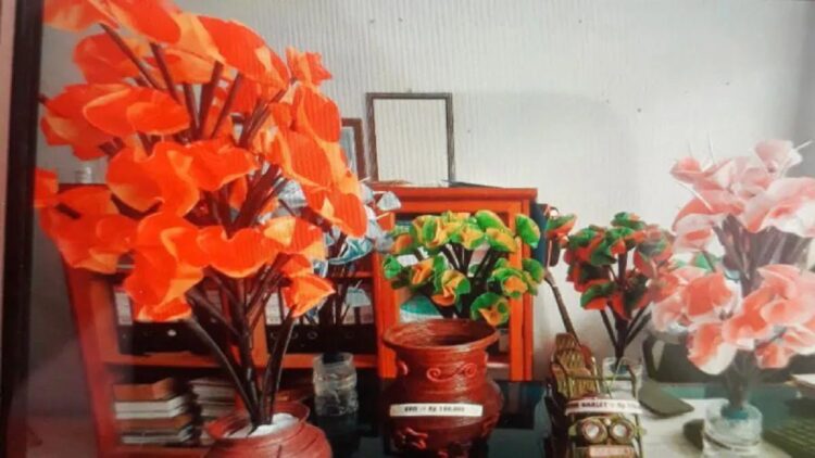 Salah satu kerajinan warga binaan pemasyarakatan Lapas Kelas III Talu Kabupaten Pasaman Barat berupa vas bunga. (Antara/Lapas Talu)