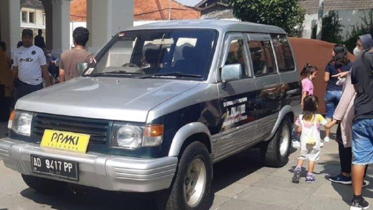 Mobil Panther Bekas Jokowi Dilelang Rp300 Juta, Hasilnya untuk Bangun Rumah Ibadah 1 Mobil Jokowi dilelang untuk kegiatan amal. (net)