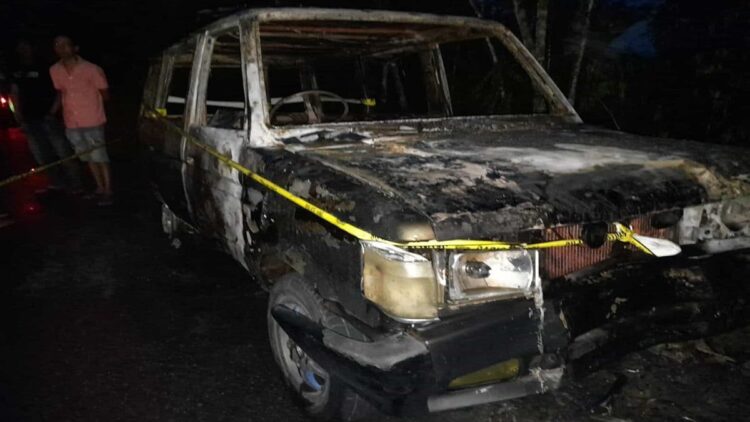 Mobil perampok emas di Agam yang dibakar warga