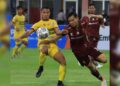 Pemain Semen Padang FC berebut bola dengan pemain Sriwijaya FC. Pertandingan berakhir imbang dengan skor 2-2