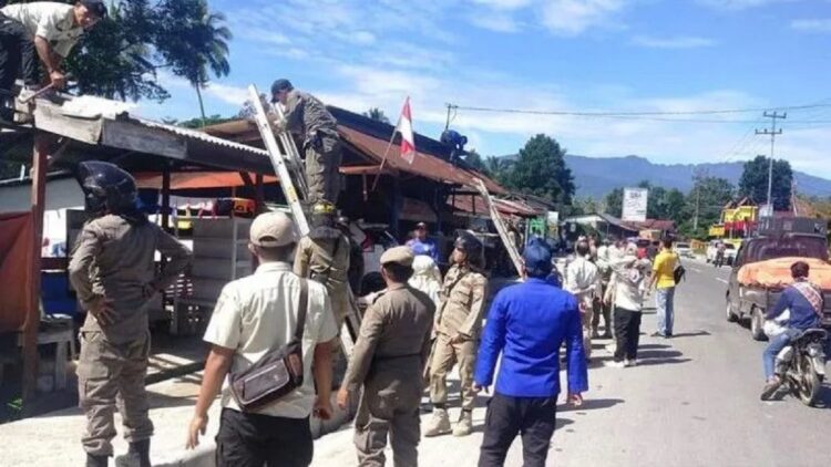 Percepat Pembangunan Trotoar, Belasan Bangli di Solsel Dibongkar Petugas 1 Tim gabungan dari Satpol PP, Polisi, TNI, bongkar bangunan liar di Padang Aro, Kabupaten Solok Selatan. (ANTARA/HO-Satpol PP Solok Selatan)