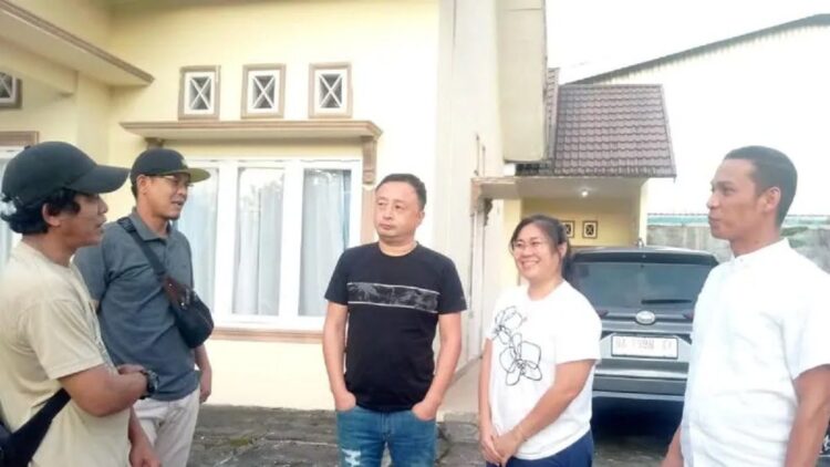 Petugas Imigrasi dan masyarakat melakukan pemeriksaan kepada Warga Negara Asing (WNA) keturunan China di Gadut, Agam. Dari pemeriksaan diketahui WNA sudah memiliki dokumen keimigrasian lengkap (Antara/Alfatah)