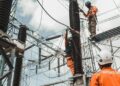 Ilustrasi perbaikan jaringan PLN. (Foto: Dok. Net)